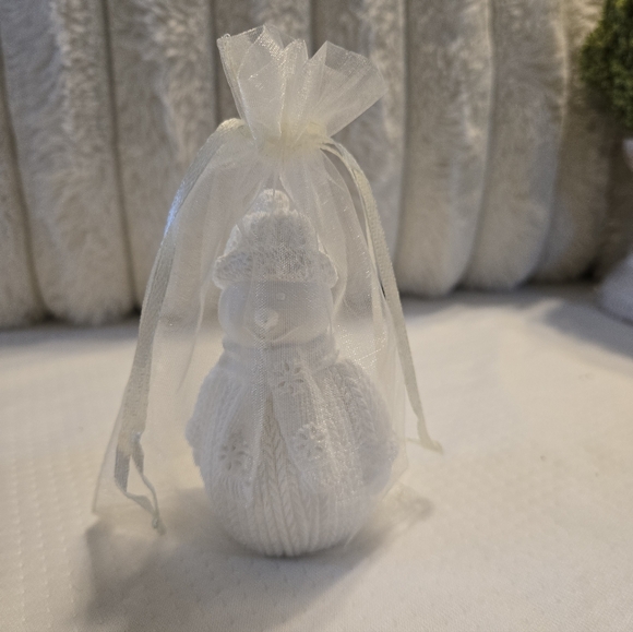 Set of 3 Cute Porcelain Snowmen adds instant cozy vibes For The Winter - Picture 6 of 6